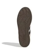 Championes Adidas Grand Court Alpha color beige con detalles en negro, con las tres tiras características de la marca en los laterales.