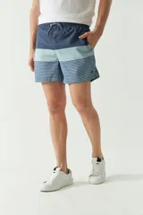 Short de baño con cintura elástica y cordón ajustable, con dos bolsillos laterales y uno trasero. Diseño a rayas horizontales en tonos de azul.