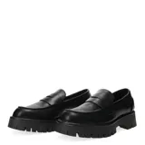 Mocasín negro de cuero sintético con plataforma track y apliques de tachas plateadas.