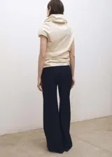 Pantalón de vestir azul marino, de corte palazzo, con pinzas en la cintura y bolsillos laterales.