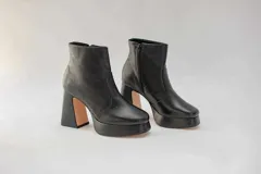 Botines negros de cuero con plataforma y tacón cuadrado. Cierre con cremallera lateral.