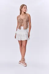 Chaleco color visón con flecos en el pecho y corte en V.