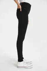 Jean negro de tiro alto, súper ajustado en cadera y muslos, con pierna súper ajustada y denim stretch.