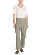 Pantalón de lino color verde, de tiro alto y pierna recta, con cierre cruzado y hebillas en los costados.