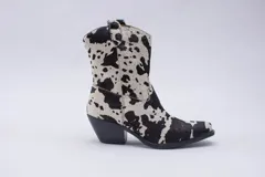 Bota texana de cuero negro con bordados en el lateral y taco bajo.