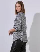 Blusa de gasa satén con escote en V y mangas largas regulables, de la marca Ninety.