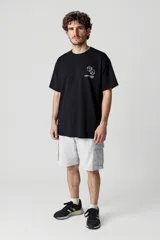 Short deportivo gris melange con bolsillos laterales tipo cargo.