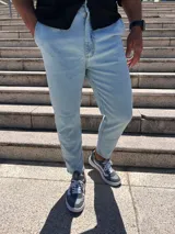 Pantalón de jean slouchy color celeste, de tiro alto, corte holgado y tobillos ajustados.