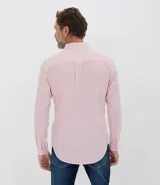 Camisa de vestir rosada con estampado vichy, de corte slim fit, manga larga y cuello abotonado.