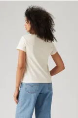 Remera de algodón color crudo, corte clásico, con logo Levi Strauss & Co. estampado en el pecho en color rojo.