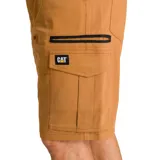 Short cargo color beige con bolsillos laterales y traseros, cierre con cremallera y botón, cintura elástica con cordón. Etiqueta tejida con logo CAT en el bolsillo izquierdo.
