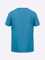 Remera celeste con cuello henley y tapeta con tres botones de madera.