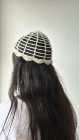 Gorro tipo vincha de crochet color crudo con diseño de red.