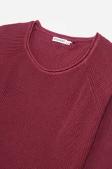 Sweater de punto acanalado color borgoña, de manga larga y cuello redondo.