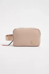 Necesser rectangular color beige con cierre superior negro, asa lateral y parche con logo de estrella.