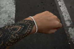 Pulsera tennis elastizada con circonias de alto brillo.