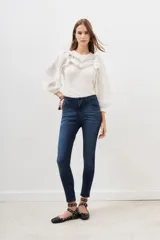 Pantalón jean slim azul oscuro.