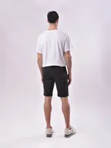 Bermuda de gabardina color blanco, corte recto y largo a la rodilla.