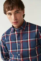 Camisa de manga larga a cuadros rojos y negros, de corte slim fit, con cuello abotonado y logo bordado en el pecho. Confeccionada en algodón.