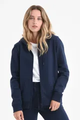 Campera deportiva con capucha y cierre frontal, de tejido afelpado color azul marino.