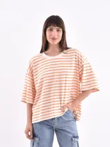Remera de corte holgado con mangas cortas, a rayas horizontales blancas y naranjas.