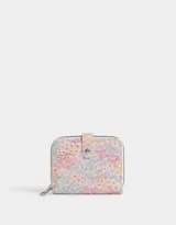 Billetera pequeña de cuerina con estampado floral multicolor, cierre perimetral con cremallera y solapa con broche a presión.