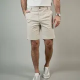 Bermuda color arena de corte recto.