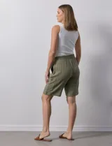 Bermuda de algodón color beige, marca Robert Louis, con pretina ancha elastizada, lazo de ajuste simulado, bolsillos verticales delanteros y bolsillos laterales con botón.