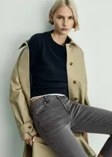 Pantalón de jean gris oscuro de corte flare, tiro medio y diseño crop.