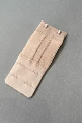 Extensor negro para sujetador de 2 ganchos, con medidas de 10 cm de largo y 4 cm de ancho.