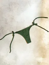 Bombacha de bikini color celeste con tiras finas para atar a los costados.