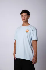 Remera celeste con cuello redondo y estampado de sombrillas de playa.