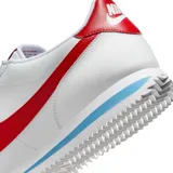 Championes Nike Cortez azules con swoosh blanco, suela blanca con línea celeste y detalles rojos y blancos en la lengüeta.