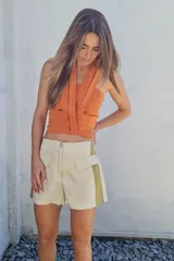 Short color beige con detalles en verde, de tiro medio y corte holgado.