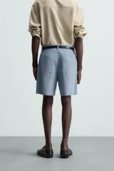 Bermuda de hombre color celeste claro, de corte regular fit, con textura arrugada y bolsillos frontales y traseros de plastrón.