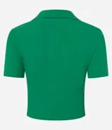 Blusa de punto acanalado (rib) color marrón oscuro, con cuello polo, escote en V y manga corta.