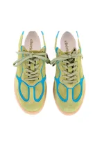 Championes de cuero color verde claro con detalles en azul y suela color caramelo.