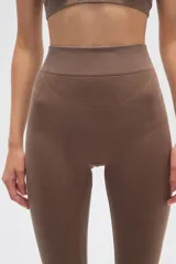 Calza larga color marrón, de tiro alto y corte ajustado.