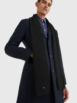 Bufanda de punto canalé color negro, confeccionada en mezcla de algodón orgánico y cachemira, con logo bordado de Tommy Hilfiger.