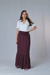 Falda larga color borgoña con cintura elastizada y volados en el ruedo.