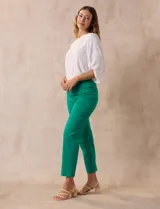 Pantalón verde esmeralda de gabardina elastizada, marca Zac & Rachel. Corte recto, pretina ancha pespunteada, bolsillos simulados y largo al tobillo.