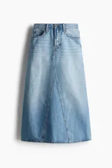 Pollera midi de denim celeste, de corte evasé, con tiro alto, cinco bolsillos y cierre frontal con botones.