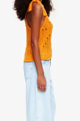 Top naranja de punto calado con breteles gruesos que se atan en los hombros.