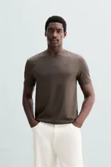 Camiseta marrón de corte slim fit, confeccionada en tejido de algodón con elasticidad, cuello redondo y manga corta.