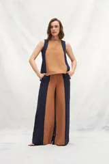 Musculosa de lino color marrón con paneles laterales en azul marino, corte recto y cuello redondo.
