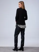 Buzo de tejido fino de color negro, con ruedo de gasa en estampado animal print.