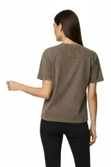 Remera corta de algodón con efecto lavado (acid wash) en color negro. Presenta un estampado frontal en blanco con texto "ROCK SOUL SINCE 2006 ON TOUR ROCK" y estrellas.