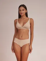 Conjunto de ropa interior color piel, compuesto por un corpiño triangular con encaje en los bordes y una bombacha tipo shorty con detalle de moño.