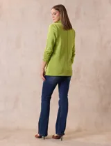 Blazer blanco de Robert Louis con cuello con solapa, abertura central con botón, bolsillos delanteros y mangas 3/4 con frunces.