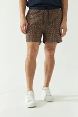 Short de baño estampado con cintura elástica ajustable con cordón, dos bolsillos laterales y uno trasero. Confeccionado en tela ligera de secado rápido y logo bordado.